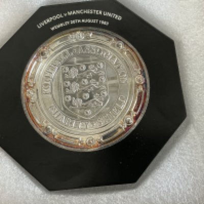1983 Replica Charity Shield Manchester United v Liverpool Plaque: Identical to ones handed to players that have fixture and date to top. Slight tarnishing to edge of metal. Manchester United won 2-0. Comes in presentation box.