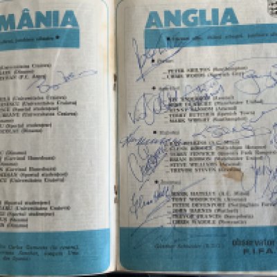 1985 Rumania v England Signed Football Programme + More: Programme for 1986 WC qualifier is signed to team page by England 14 players. Includes Shilton Robson Francis Anderson Wilkins Stevens Hoddle Butcher Sansom Bailey and others. C/W Under 21 programme which has cloth match detailed book mark and a pennant.