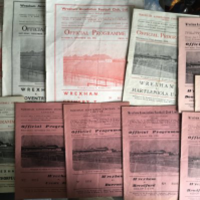 Wrexham Home Football Programmes: 11 from the late 50s and approximately 120 from the 60s and 20 from the early 70s. Instructions to sell. Very good. (est 150+)