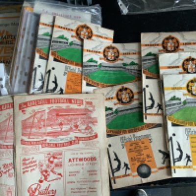 Walsall + Wolves Football Programmes: Walsall has 6 x 1950s, 22 x 1960s and includes 55/56 Newport, 59/60:Barrow and 60/61 QPR. Wolves has 2 x 1940s, 26 x 1950s, 72 x 1960s and 14 x 1970s and includes 47/48 Middlesbrough, 50/51 Everton, 55/56 Manchester Utd, 56/57 Bournemouth FAC, several friendlies noted and a couple of pirates. Good with no duplication. (147)