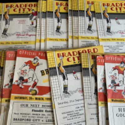 Bradford City Home Football Programmes: 49/50 Stockport, 48 from the 50s and nearly 300 the 60s to include 8 complete or near complete sets. A further 70 from the 70s. Instructions to sell. Very good. (est 420+)