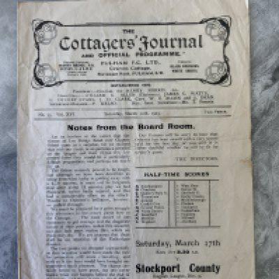 1922 - 1923 Fulham v Orient Football Programme: Excellent condition division two programme with no team changes. Fold and pencilled score.