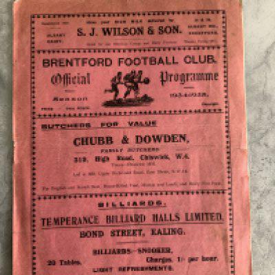 34/35 Brentford v Bolton Football Programme: Fair condition league match with no team changes. Staple removed and a few marks inside.