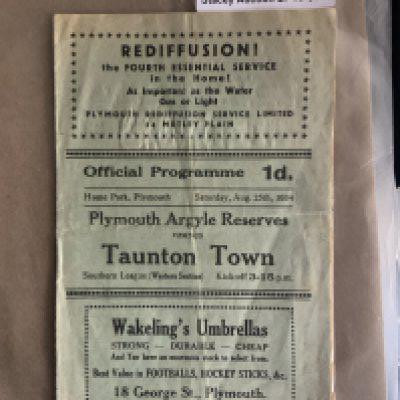 34/35 Plymouth Reserves v Taunton Town Football Programme: Southern League dated 25 8 1934 in fair condition with no team changes. Wear to folding on back page.