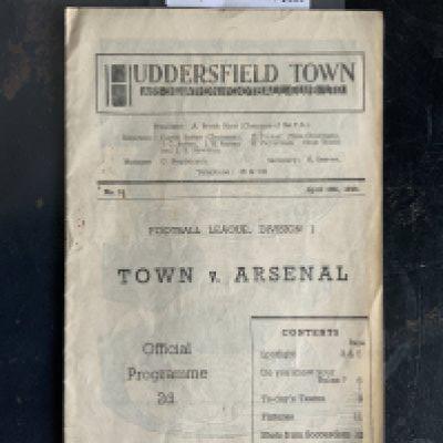 47/48 Huddersfield Town v Arsenal Football Programme: Very good condition division one programme with no team changes. Arsenal were champions this season.