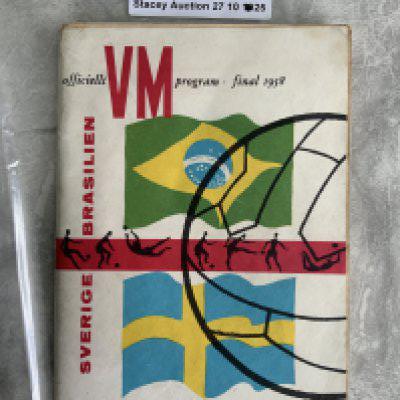1958 World Cup Final Football Programme: Brazil v Sweden in good condition with staples removed. No team changes. Famous match which broke records for oldest and youngest ( Pele ) goal scorers and amount of goals.