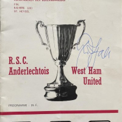 John Lyalls ECWC Opposition Football Pennants: Final programme signed by Lyall together with pennants given to him by the opposition to include Den Haag, Reipas Lahden 2 different, Eintracht Frankfurt and Anderlecht. 3 of the clubs also gave Lyall some cuff links. Rare items.