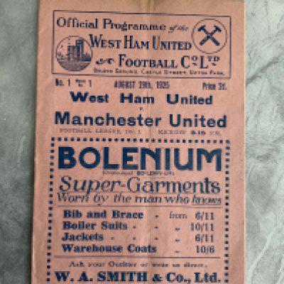 1925 - 1926 West Ham v Manchester United Football Programme: Excellent condition division one programme with no team changes. Great advert for West Ham trainer Charlie Paynters football shop.
