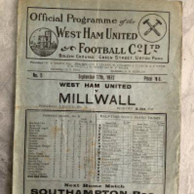 1932 - 1933 West Ham v Millwall Football Programme: Fair/good condition division two programme with no team changes. Folding.