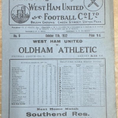 1932 - 1933 West Ham v Oldham Football Programme: Very good condition division two programme with no team changes.