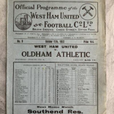 1932 - 1933 West Ham v Oldham Football Programme: Very good condition division two programme with no team changes.
