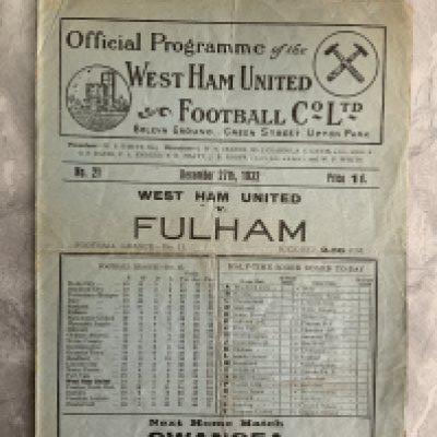 1932 - 1933 West Ham v Fulham Football Programme: Good condition division two programme with no team changes. Light folding.