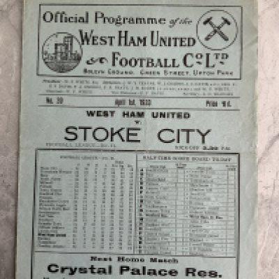 1932 - 1933 West Ham v Stoke City Football Programme: Excellent condition division two programme with no team changes.