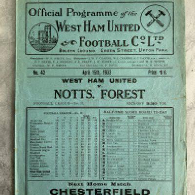 1932 - 1933 West Ham v Notts Forest Football Programme: Good condition division two programme with no team changes. Tiny tear.
