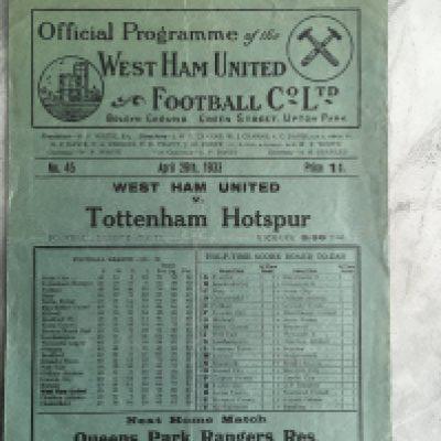 1932 - 1933 West Ham v Tottenham Football Programme: Very good condition division two programme with no team changes.