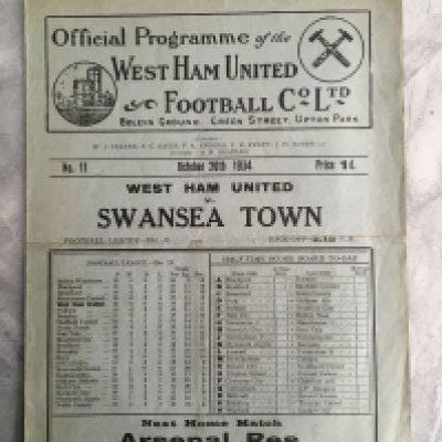 1934 - 1935 West Ham v Swansea Football Programme: Fair/good condition division two programme with no team changes. Tiny tear to border.