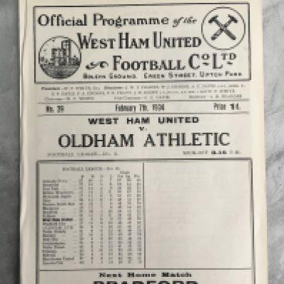 1933 - 1934 West Ham v Oldham Football Programme: Excellent condition ex bound white division two programme with no team changes.