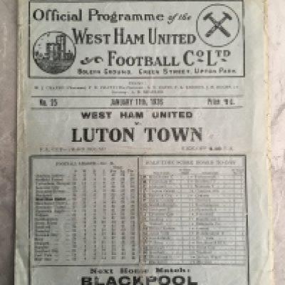 1935 - 1936 West Ham v Luton Football Programme: Good condition FA Cup programme with no team changes. Folding.