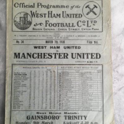 1935 - 1936 West Ham v Manchester United Football Programme: Good condition division two programme with no team changes.