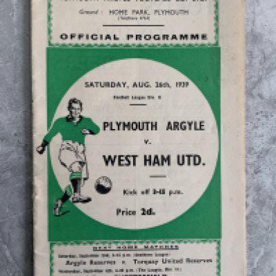 1939 - 1940 Plymouth Argyle v West Ham Football Programme: Very good condition rare defunct season programme with no team changes. Rusty staples removed and re stapled. Dated 26 8 1939 which was West Hams only away match before war broke out.