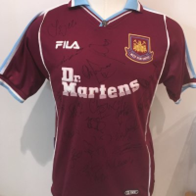 West Ham 2006 FA Cup Finalists Signed Football Shirt: 1999 - 2001 Home short sleeve Fila Dr Martens small shirt hand signed to front by 19 players. The autographs are of the 2006 FA Cup finalists and include Sheringham Reo Coker Harewood Zamora and Mullins.