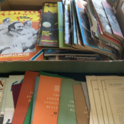 FA Bulletin Football Magazines: Quantity to include the small earlier versions of the lesser known magazine and the larger 70s style. (80+)