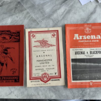 Arsenal Home Football Programmes: 35/36 Grimsby staples rusted away, 1953 Blackpool Charity Shield, 48/49 Manchester United league nof and a further 17 from 49/50 to 51/52. C/W aways at 53/54 QPRfriendly and 60/61 Wimbledon LCC. Very good. (22)