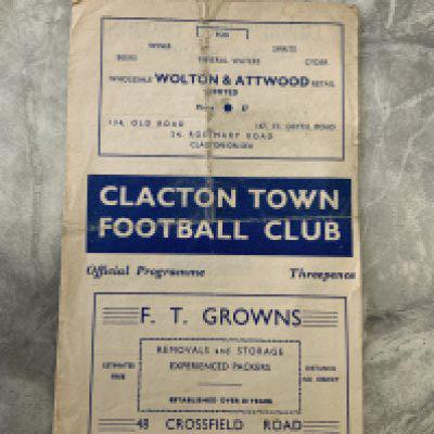 51/52 Clacton Town v Chelsea A Football Programme: Eastern Counties League match with no team changes. Fair condition with folding and wear.