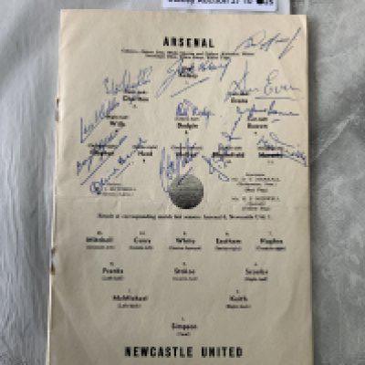 57/58 Arsenal Signed Football Programme: Fully signed on team page by 12 for the match v Newcastle. Collected by Manchester United fan as this is the team that faced the ill fated Busby Babes a few months later in their last match in England.