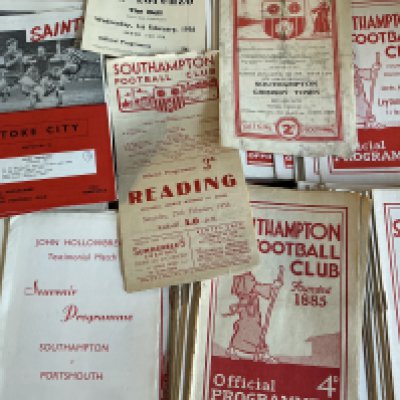 Southampton 1960s Football Programmes: Around 250 spanning the decade with some earlier. Very good with duplication. (est 250)