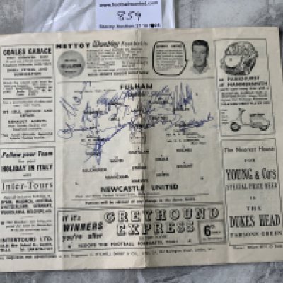 1960 Fulham Fully Signed Football Programme: Signed to the team page v Newcastle by the whole Fulham team including Macedo Cohen Haynes and Bentley.
