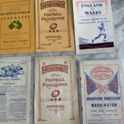 1940s Rugby League Programmes: Includes 32/33 Huddersfield v Dewsbury, 47/48 Huddersfield v Hull, Bradford Northern v Warrington, 48/49 Belle Vue v Australia, England v Wales at Wigan. There are numerous Wigan programmes from the 50s and 60s to include the 1952 Jubilee. C/W a Rugby League manual and more.