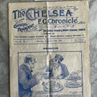 1913 - 1914 Chelsea v Manchester United Football Programme: Good condition 8 page 1st Division programme with no team changes. Wear on folding to back page.