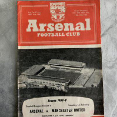 57/58 Arsenal v Manchester United Football Programme: Excellent condition league match with no team changes. Famous for being the Busby Babes last match in England and said to be the best match at Highbury ever ending 4-5.