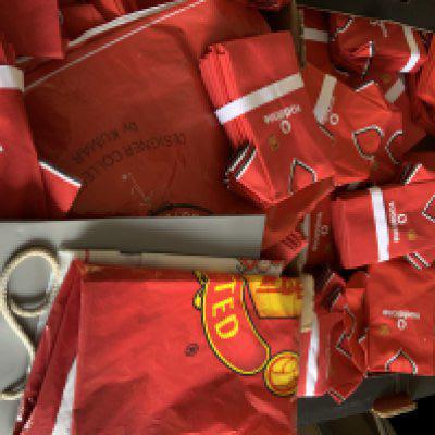 Manchester United Corporate Lounge Serviettes: Many hundreds in two boxes all unused in the shape of a 2000/2001 home shirt with Vodafone sponsorship. Instructions to sell.