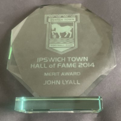 John Lyalls Ipswich Town Hall Of Fame Award + Contract: Hall of Fame merit awarded posthumously in 2014 by Ipswich Town. C/W his contract issued in 1993 which is described as his Managers Service Agreement paying 100k per annum. This lot comes with Johns coaching badge which runs from 1993 to 1999. (3)