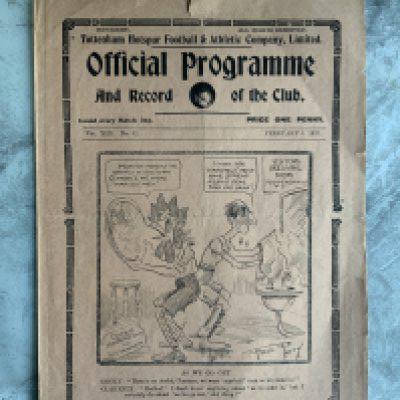 1926 - 1927 Tottenham v Sunderland Football Programme: Division 1 matches in good condition with no team changes. Slight tear to border.