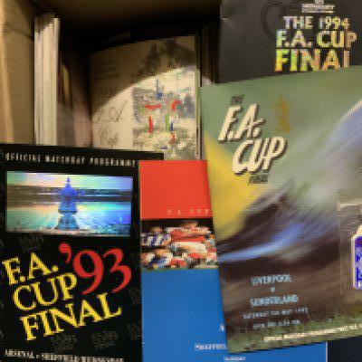 FA Cup Final + Semi Final Football Programmes: 21 finals including 1992 with key ring, 93 + replay plus 51 semi finals. All from 1981 to 2002. Excellent. (72)