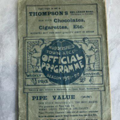 1921 - 1922 Huddersfield v Middlesbrough Football Programme: Fair condition with tiny piece missing from back page plus creasing and a split to spine.