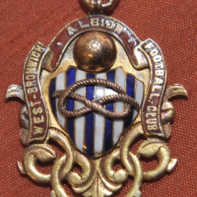 Billy Williams West Brom + England Loyalty Football Medal: 15ct gold medal which was issued to Billy by West Brom for choosing to play for the club instead of in the Football League match v Irish League at Manchester City. Stunning medal has West Brom colours and information of how achieved on engraving to rear.