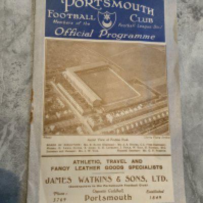 30/31 Portsmouth Reserves v Reading Football Programme: Good condition with no team changes. Staple rusted away.