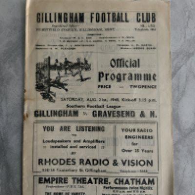 48/49 Gillingham v Gravesend Football Programme: Very good condition programme with no team changes. Dated 21 8 1948 from the Southern League. Rusty staple holding firm.