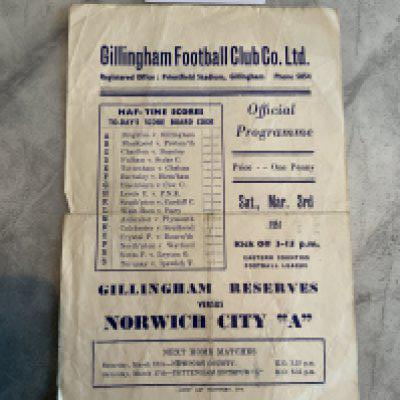 50/51 Gillingham Reserves v Norwich A Football Programme: Fair condition single sheet programme with no team changes. Dated 3 3 1951 from the Eastern Counties League. Small tear on fold.