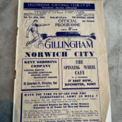 50/51 Gillingham v Norwich City Football Programme: Very good condition programme with no team changes. First season Football League for Gillingham after the war.
