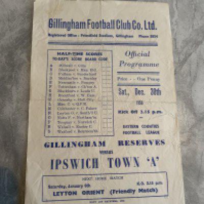 50/51 Gillingham v Ipswich A Football Programme: Very good condition single sheet programme with no team changes. Dated 30 12 1950 from the Eastern Counties League. Slight creasing.