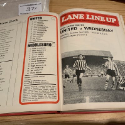Sheffield United 70/71 Bound Volume Of Football Programmes: Contains all 1st team and reserves matches. Excellent condition with covers intact. Few pages are loose.