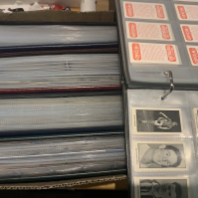 Football Card Collection: Wide range of eras with sets and part sets kept neatly in card binders. Includes complete sets of Turfs Famous footballers, Dickson Orde Footballers, Barrett World Cup Stars 74, Footballer Magazine Hall Of Fame, Wills Association Footballers, Wizard Football Stars Of 1959, Fleetway Star Footballers Of 1963, Adventure Football Stars, Wizard Famous Footballers 2 different plus many incomplete sets. Autographs include Emlyn Hughes, Sam Bartram, Ron Clayton, Franz Beckenbauer, Jim Baxter, Bobby Robson, Fulham 1960s team group x 8 and many more. Must view with most cards good although A+BC cards have been previously stuck down. Box with 6 albums.