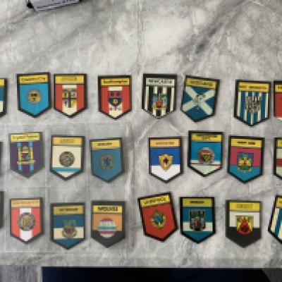 Babs Football Club Badges Sticker Cards: All different to 22 prominent English club badges plus England and Scotland. Excellent. (24)
