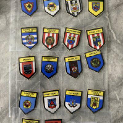 Babs Football Club Badges Sticker Cards: All different to 17 prominent English club badges plus Coleraine. Excellent. (18)