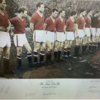 Manchester United 1958 Last Line Up Signed Football Print: Superb quality Ltd edition number 645/1958 of the famous Busby Babes on the pitch in Belgrade on 5 2 1958. Signed by 6 including Matt Busby Kenny Morgans Harry Gregg Albert Scanlon Ray Wood and one other. Measures 30 x 24 inches.